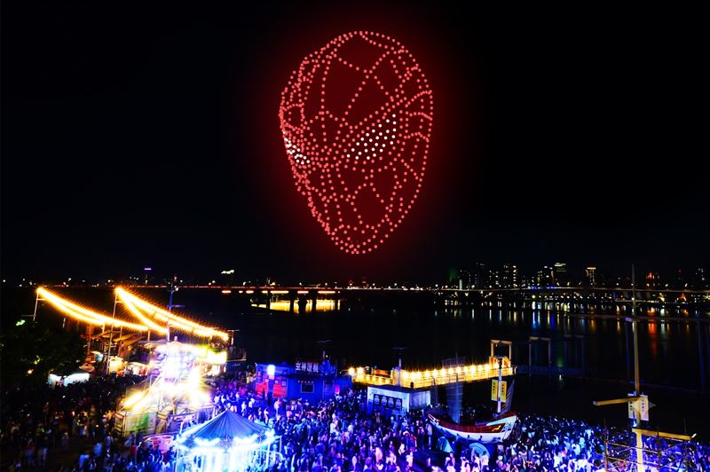 蜘蛛人9米巨型氣偶將於大稻埕碼頭亮相，打造日夜皆宜的拍照景點（圖為示意圖）。（圖／臺北市政府提供）