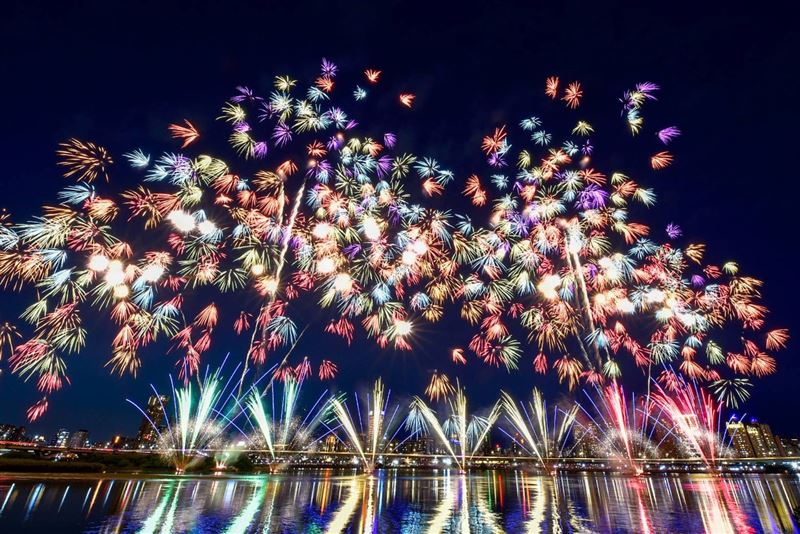 2026大稻埕夏日節登場，7/25、8/5、8/15 3場480秒煙火接力綻放，圖為2025年活動之千輪煙火。（圖／臺北市政府提供）