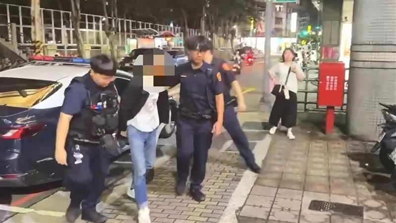 陳男被警方逮捕帶回派出所偵辦。（圖／翻攝畫面）