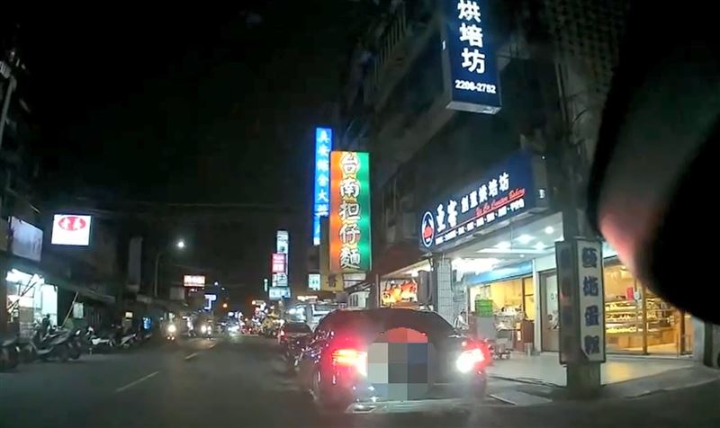 陳男開賓士毒駕違停。（圖／翻攝畫面）
