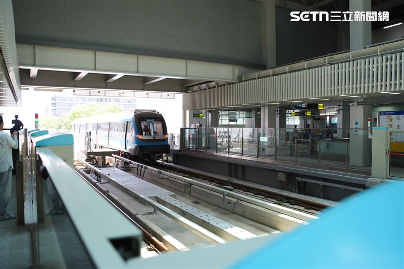 新北捷運三鶯線今（30）日正式通車，記者實際搭乘試乘車，進行第一手轉乘與行駛體驗。（圖／記者張宣恩攝影）