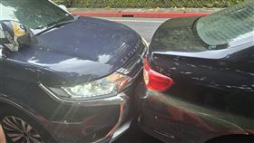 文山一分局員警當時駕駛警車攔停前方小客車，因未拉手煞車導致警車往前滑。（圖／翻攝畫面）