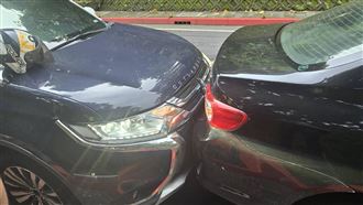 北市警忘拉手煞車GG！警車滑下坡撞前車