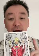小孟老師抽塔羅牌，預測台股是否有機會站上5萬點。（翻攝自小孟老師臉書）