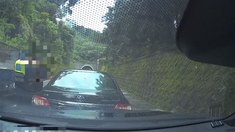 文山一分局員警當時駕駛警車攔停前方小客車，因未拉手煞車導致警車往前滑。（圖／翻攝畫面）
