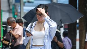 氣象署發布高溫資訊（1）中央氣象署24日發布高溫資訊，各地天氣高溫炎熱，台北市、新北市、桃園市、新竹縣、彰化縣、雲林縣、台南市、屏東縣、花蓮縣為橙色燈號，有機會連續出現攝氏36度高溫。圖為新北市板橋區外出民眾以手遮擋刺眼陽光。中央社記者王騰毅攝  115年6月24日