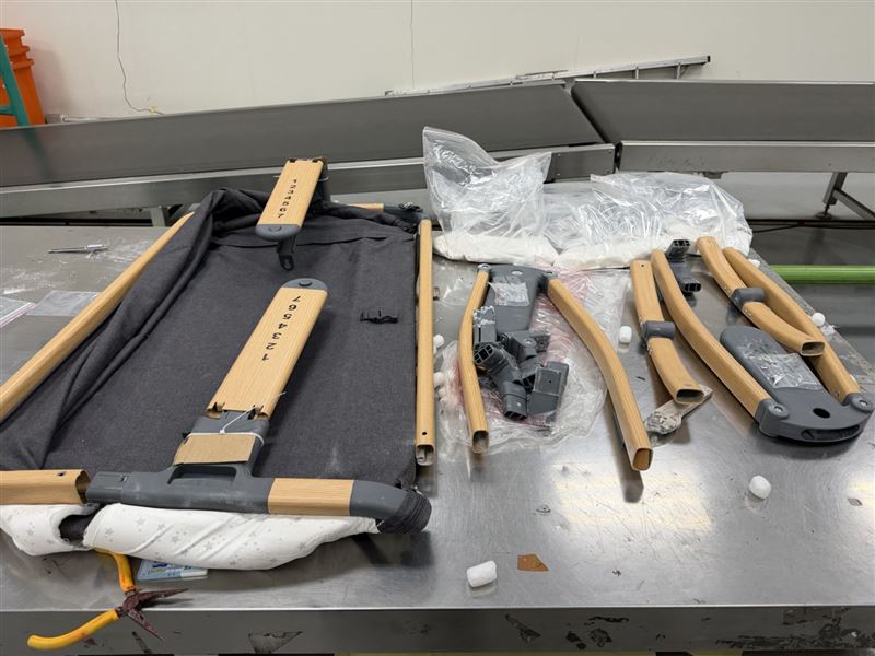嫌犯將毒品夾藏在嬰兒車的鋁管內，被專案人員一一拆解。（圖／翻攝畫面）