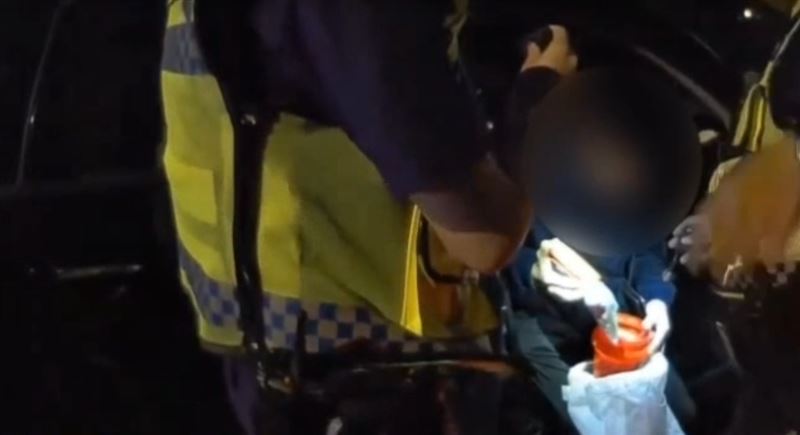 昨晚路檢盤查一輛自小客時，其中副駕駛宋男（48歲）遲遲未能向警員報出正確身分，面對各式提問支吾其詞，無法正常應答，神情慌張引起警員懷疑。（圖／翻攝畫面）