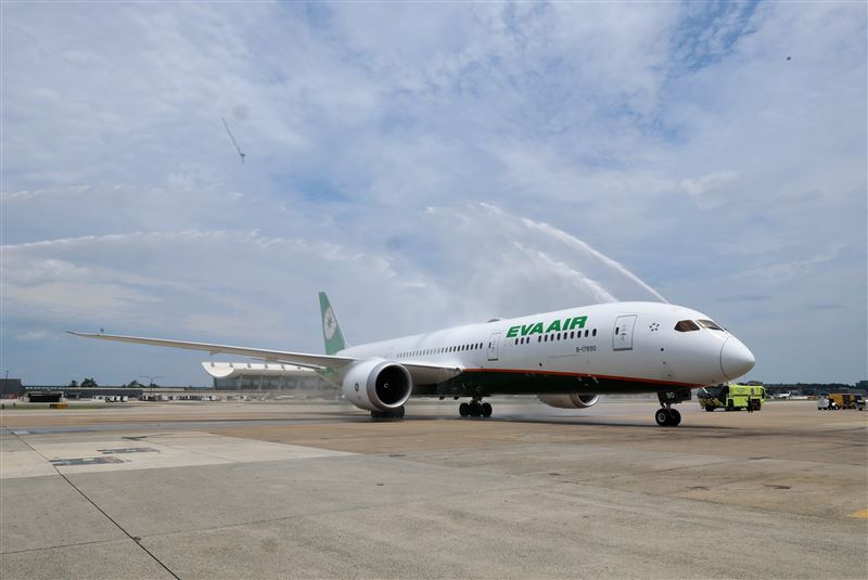 華盛頓機場管理局特別安排水門儀式迎接桃園&ndash;華盛頓特區首航班。（圖／長榮航空提供）