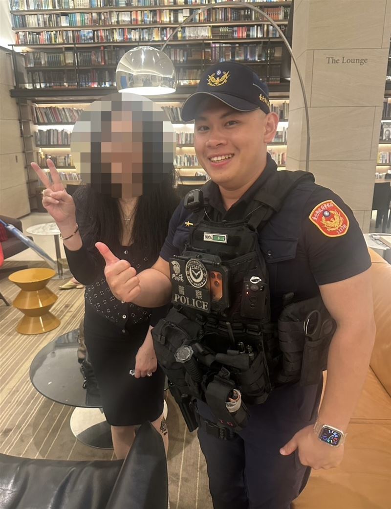 確認戒指並未遭到竊取後，戴姓女子興奮與信義分局員警擊拳表達感謝。（圖／翻攝畫面）