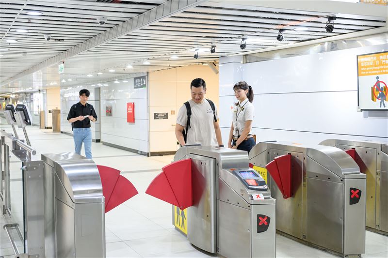 台灣高鐵台北站塵封20年的「神祕通道」正式啟用。高鐵宣布，自中午12時起開放位於台北站月台第10車附近的通道，提供自由座旅客快速前往B1東出口（圖／高鐵提供）