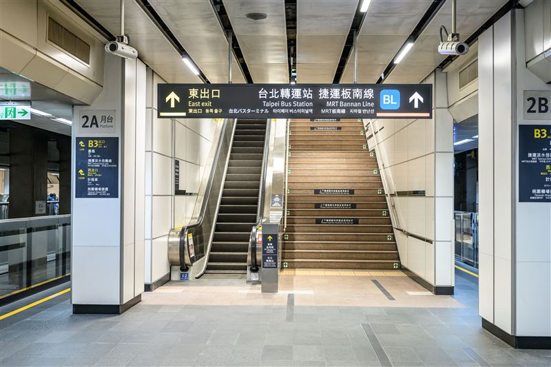 台灣高鐵台北站塵封20年的「神祕通道」正式啟用。高鐵宣布，自中午12時起開放位於台北站月台第10車附近的通道，提供自由座旅客快速前往B1東出口（圖／高鐵提供）
