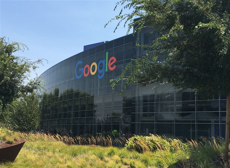 Google母公司Alphabet加入道瓊首日大漲近5%慶祝，但外界潑冷水，直言AI算力瓶頸、人才外流與中國平價模型的挑戰，讓其龐大的AI資本支出反倒成了隱憂。（圖／翻攝自Wikipedia網站）