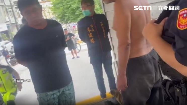 警方與動保人員詢問男子