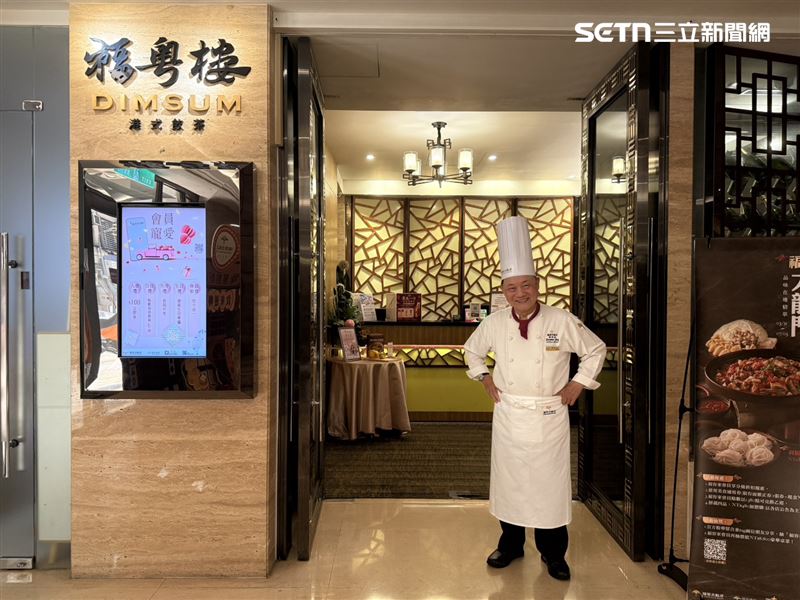 福容大飯店台北一館餐飲今（30）日正式熄燈！阿基師特別在門口迎接客人。（圖／記者李育道攝影）