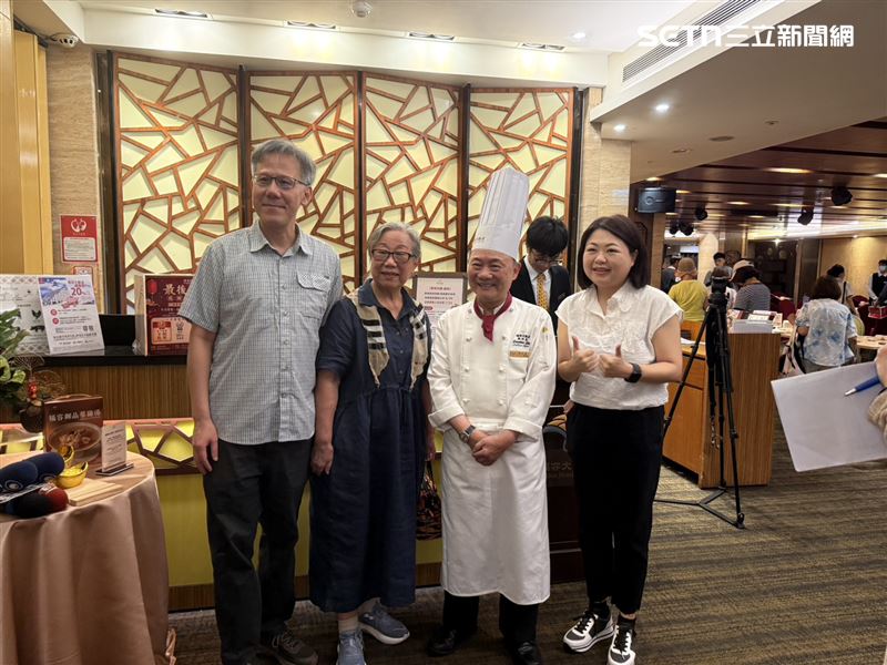 阿基師與客人合影。（圖／記者李育道攝影）