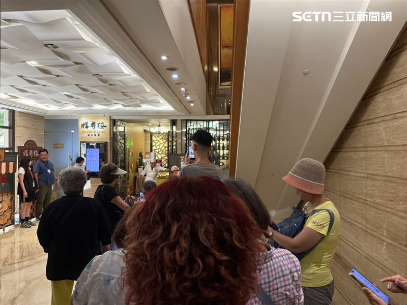 福容大飯店台北一館福粵樓港式今日正式結束營業，還沒開店前就已大排長龍。（圖／記者李育道攝影）