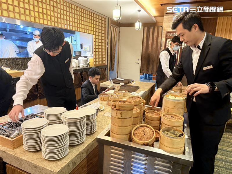 福容大飯店台北一館餐飲員工未來將至圓山新店或是其他分店繼續服務。（圖／記者李育道攝影）