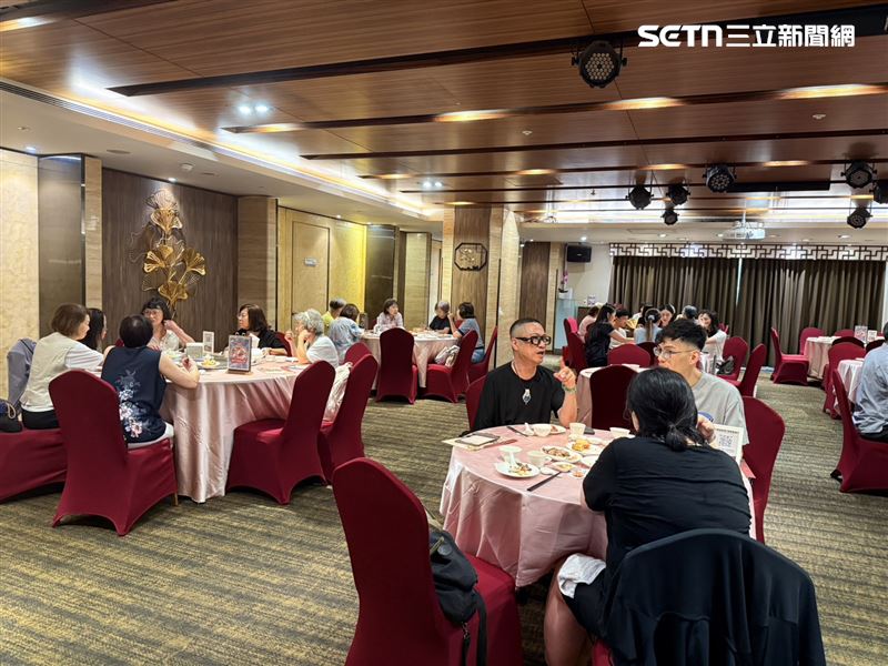 福粵樓港式飲茶中午時段滿位，客人細細品嘗餐點。（圖／記者李育道攝影）
