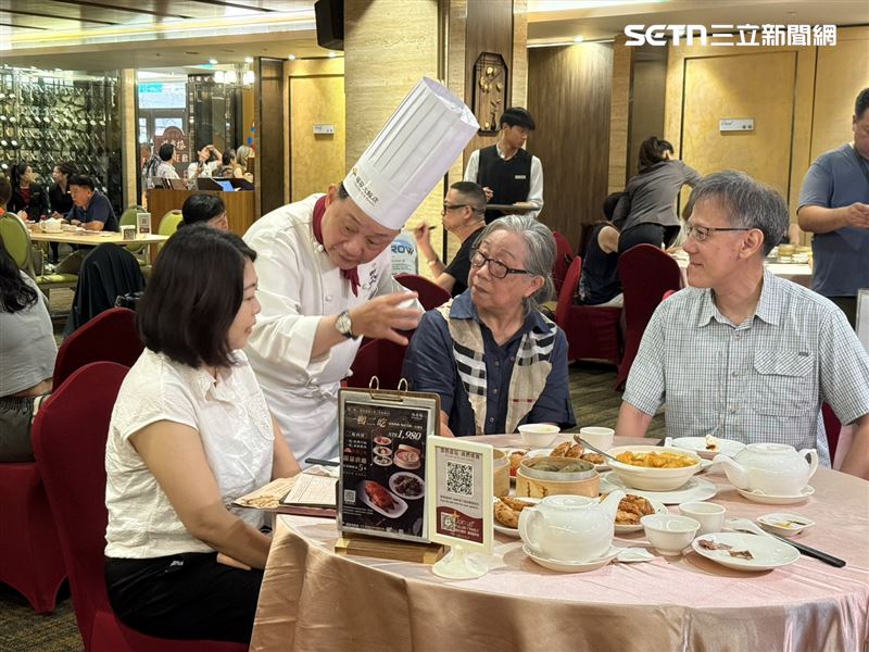 阿基師到每桌關心客人用餐體驗，並致謝他們這些年的照顧。（圖／記者李育道攝影）