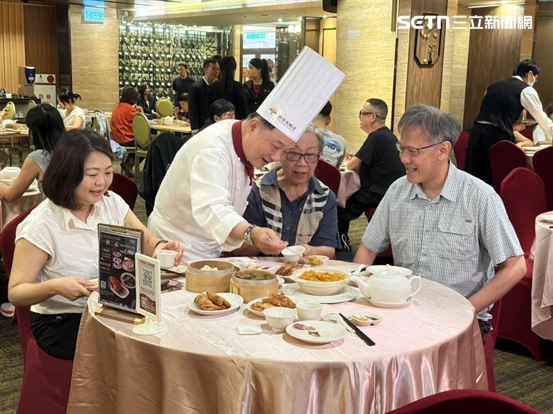 阿基師幫客人盛菜。（圖／記者李育道攝影）