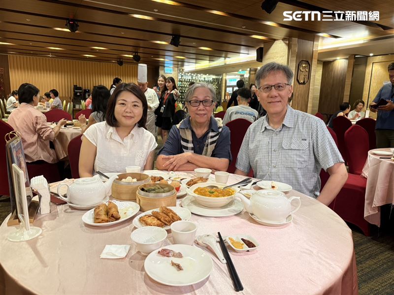 王姓夫婦與王媽媽住在附近已經40年之久，自福容飯店台北一館開幕以來，就是常客至今每周都會來至少2-3次已成為福容銀福級會員。（圖／記者李育道攝影）