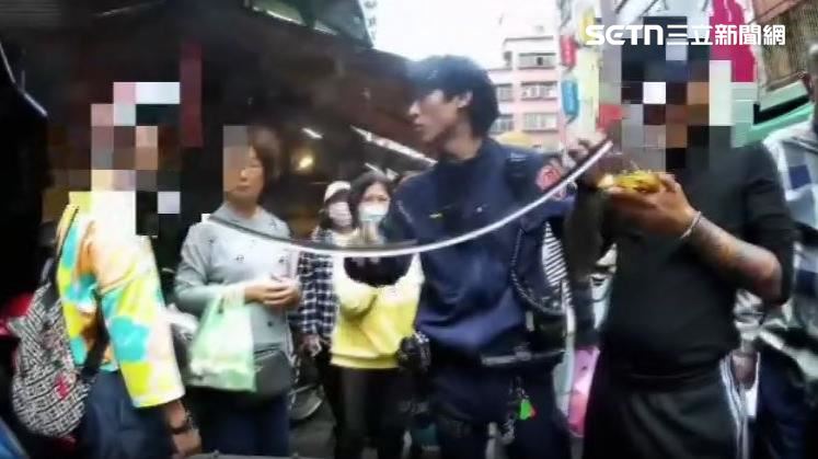 新北市蘆洲一名男子在菜市場盯上行乞的身障人士，試圖搶走對方推車上的200元，有熱心婦人目擊立刻上前包圍攔截