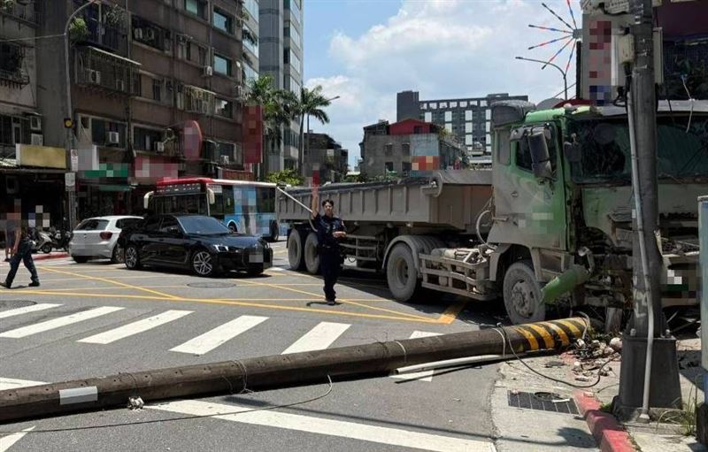 台北市南港區一名駕駛砂石車翁姓男子毒駕、酒駕上路，失控撞電線桿。（圖／反射畫面）