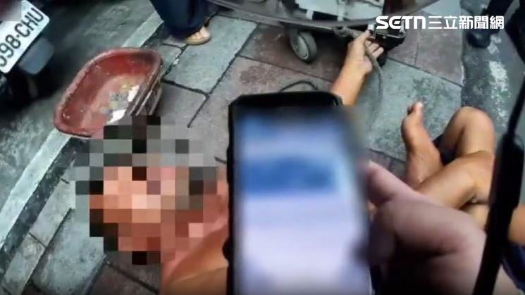 莊姓男子從行乞者的箱子中偷偷拿走200元，當場被拉住褲管阻止