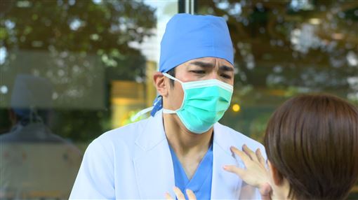 台八男星毀容花1.5小時上妝　自嘲像大體