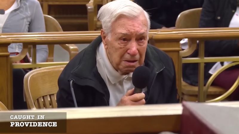 96歲父親為63歲癌殘兒奔波！美國最暖法官卡普里歐的超速罰單撤銷決定，逼哭全球數百萬人。（圖／翻攝自《Caught In Providence》YT）