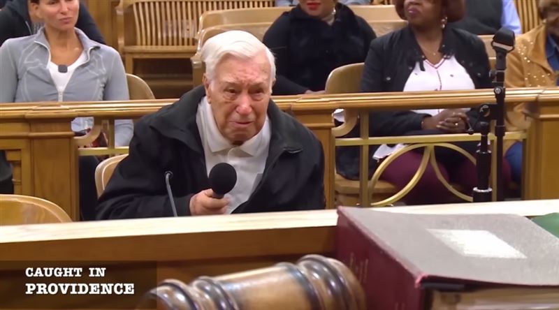 96歲父親為63歲癌殘兒奔波！美國最暖法官卡普里歐的超速罰單撤銷決定，逼哭全球數百萬人。（圖／翻攝自《Caught In Providence》YT）