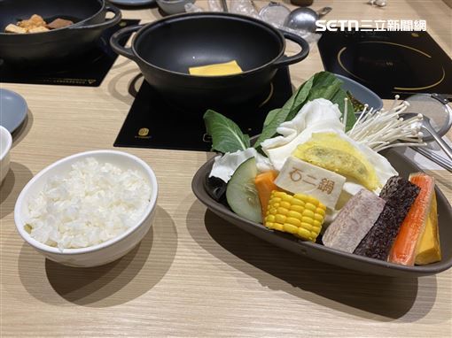 近來有網友去石二鍋用餐，結果在菜盤內發現蟑螂。（示意圖，非當事店家／資料照）