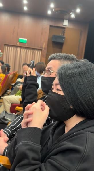 小S現身力挺女兒，看著許曦文在台上發言，不時露出微笑。（圖／翻攝自賈永婕的跑跳人生臉書）
