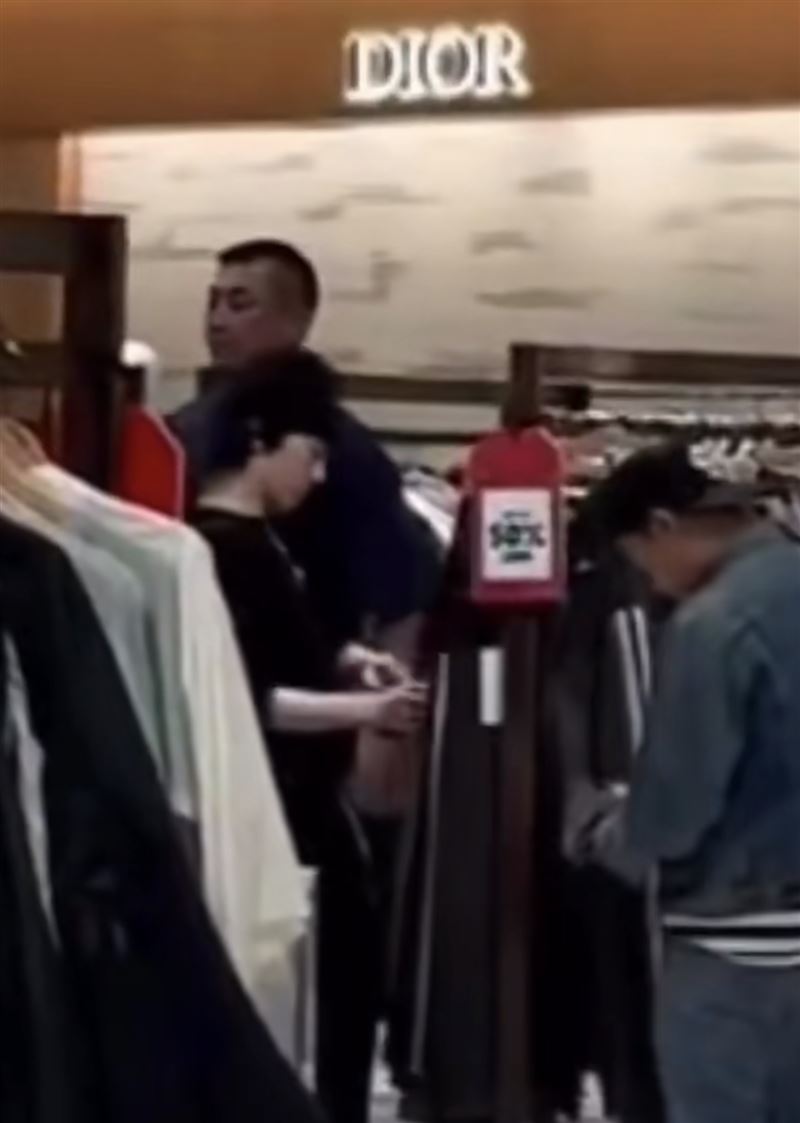 GD被拍到在百貨公司翻特價商品。（圖／翻攝自IG）