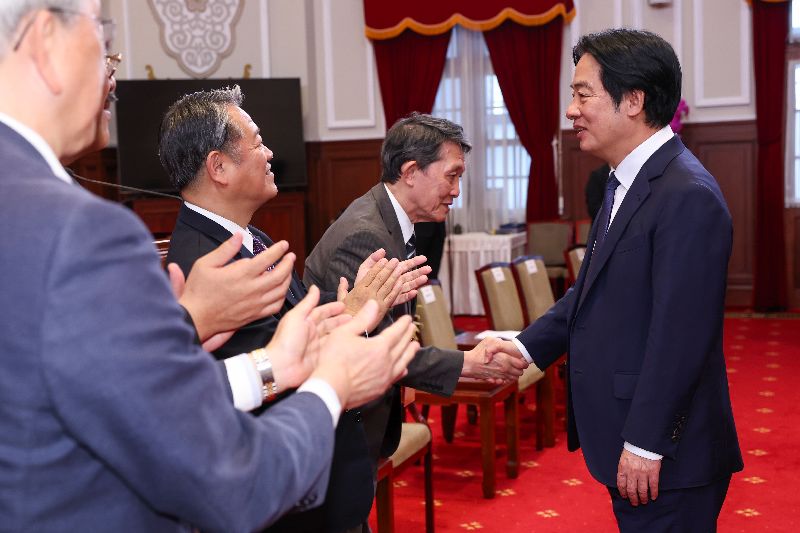 總統賴清德（右1）30日下午在總統府接見「日本中華聯合總會回國致敬團」，賴總統與團長羅鴻健（右2）握手致意