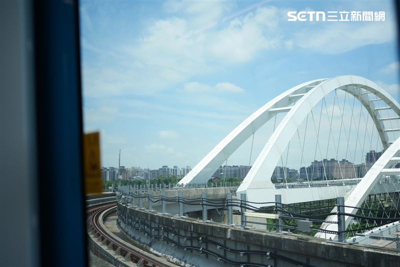 特別觀察三峽三樹路口等90度大彎道處，列車平穩過彎，時速控制在約20公里，確保行駛過程的舒適與安全。（圖／記者張宣恩攝影）