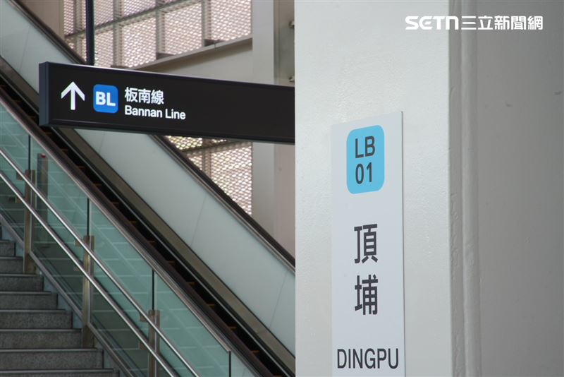 LB01頂埔站：設有專屬直達通道，乘客僅需步行約2分鐘，即可無縫轉乘台北捷運板南線。（圖／記者張宣恩攝影）