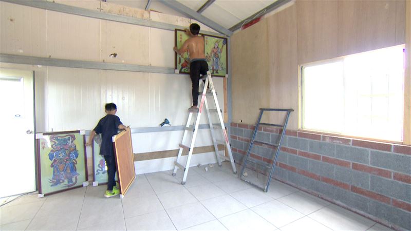 （成員們一起努力搭建新家將堂／寶島神很大提供）