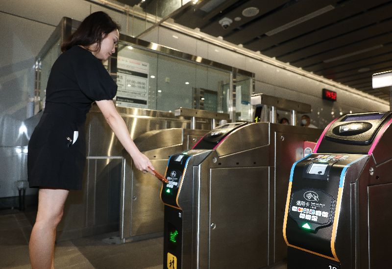台北捷運多元支付時代正式來臨，7月1日起，台北捷運全面開放國內外信用卡及已綁定信用卡的手機行動支付感應閘門，旅客無須購票、免儲值，持手機或信用卡即可直接感應進出站