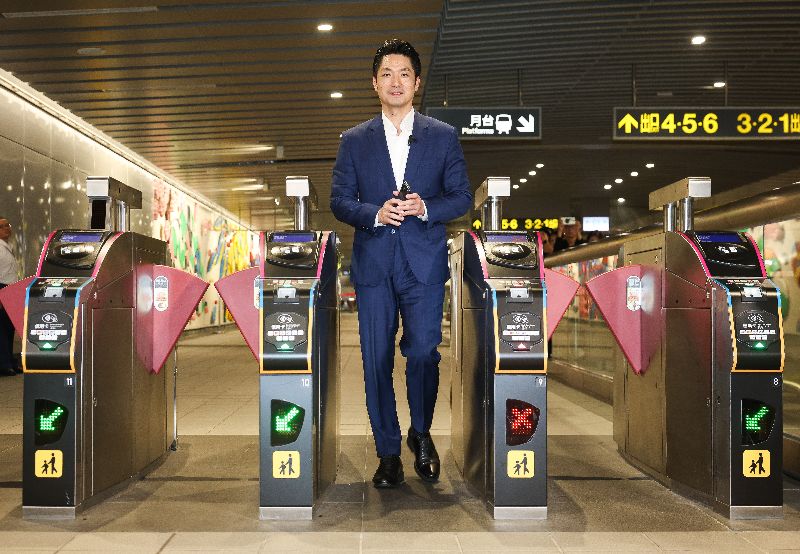 台北捷運宣布自7月1日起開放國內外信用卡及綁定 Apple Pay、Google Pay、Samsung Pay感應進站，台北市長蔣萬安（圖）30日出席啟用記者會，親自拿手機體驗使用北捷多元支付閘門