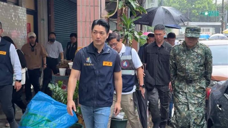 蔣萬安26日勘災發慰問金，但卻發到4樓住戶，內湖區公所照著造冊簽名追回（圖／北市府提供）
