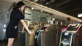 北捷7月全面開放信用卡與手機感應支付進站台北捷運多元支付時代正式來臨，7月1日起，台北捷運全面開放國內外信用卡及已綁定信用卡的手機行動支付感應閘門，旅客無須購票、免儲值，持手機或信用卡即可直接感應進出站。中央社記者謝佳璋攝  115年6月30日