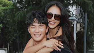 金曲歌王17歲帥兒亮相　母子同框宛如姐弟