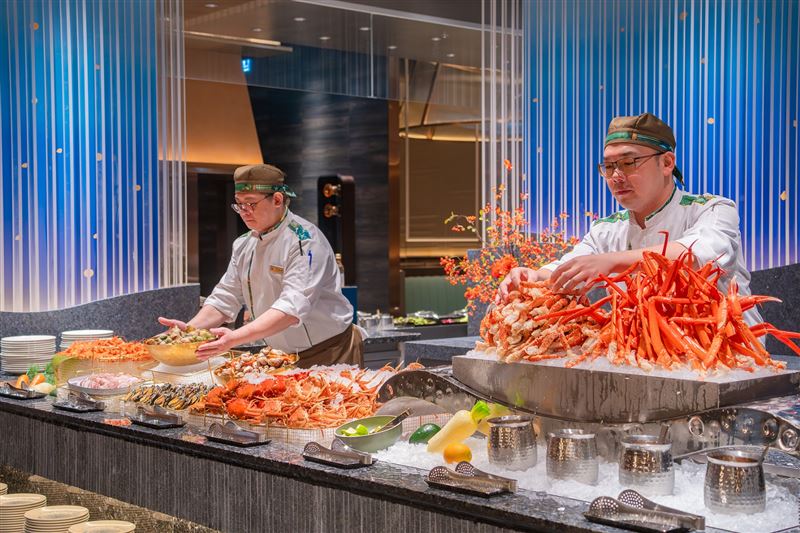 被饕客譽為「全台最難訂位Buffet」的「島語」首創「一島檯配一餐酒」概念，深獲眾多饕客喜愛。（圖／飯店旅宿業者提供）