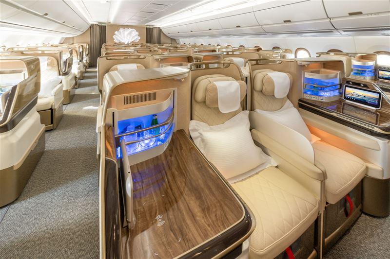 A350商務艙旅客有20吋4K超高畫質螢幕及全新無線充電板。（圖／阿聯酋航空提供）
