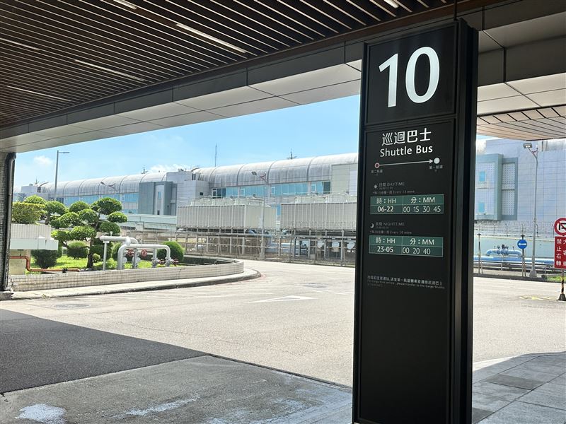第二航廈免費巡迴巴士，乘車地點位於1樓接機大廳東南側，10號巡迴巴士站牌。（圖／桃園機場提供）