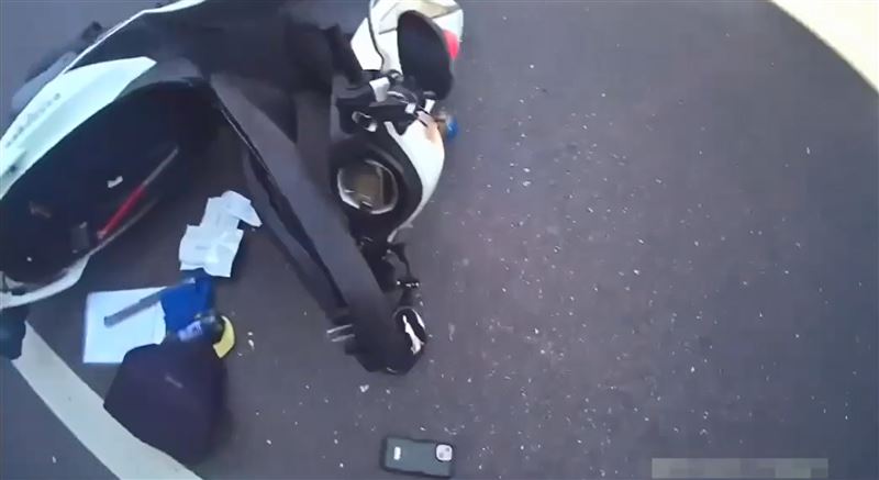 警用機車遭踹倒。（圖／翻攝畫面）