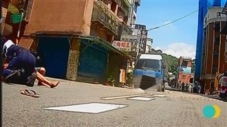 吸喪屍毒品騎車！翁蛇行狂踹警車倒地遭逮