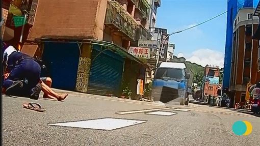 吸喪屍毒品騎車！翁蛇行狂踹警車倒地遭逮